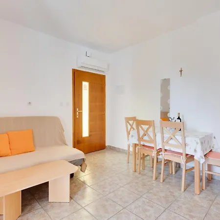 Apartment Stunning In Krk With Kitchen *